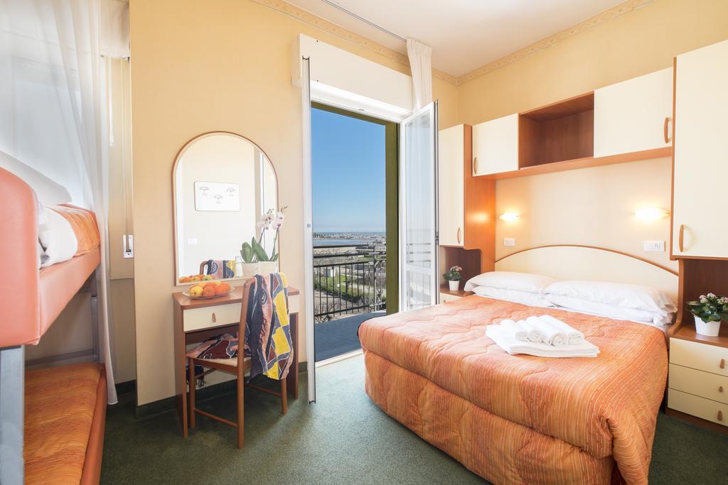 Hotel Crosal Rimini Luaran gambar