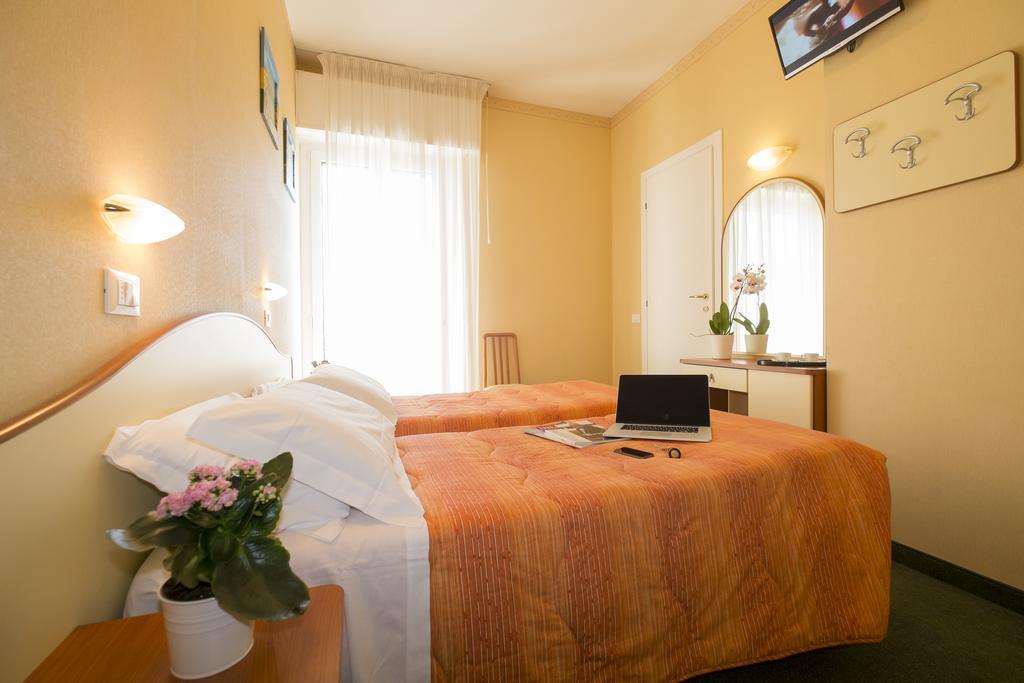 Hotel Crosal Rimini Luaran gambar