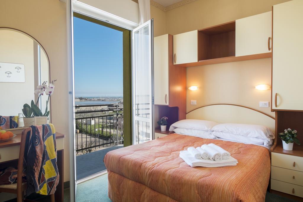 Hotel Crosal Rimini Luaran gambar